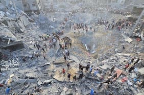 Rescatistas logran liberar a un niño de los escombros tras un nuevo bombardeo en Gaza