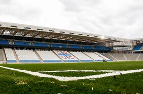 Una guerra subterránea: las acusaciones cruzadas entre Las Condes y la UC por la recepción final del Claro Arena