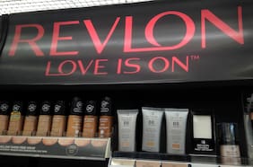 Revlon sale de la quiebra tras ser adquirida por sus acreedores