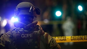 Despliegan amplio operativo policial en pleno centro de Santiago por hombre parapetado en edificio tras denuncia por VIF