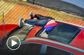 Delincuente intenta robar auto entrando por el techo y queda atrapado de cabeza en Antofagasta