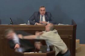 Batalla campal en el parlamento de Georgia mientras discutían un proyecto de ley