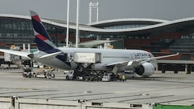 Latam informa que huelga de pilotos deja afectación a 20 mil pasajeros y afirma que casi la totalidad tiene solución de viaje