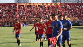 Con bengalas a la cancha y cánticos contra la dirigencia: la furia de la hinchada de Unión Española por inminente descenso