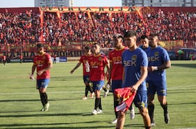 Con bengalas a la cancha y cánticos contra la dirigencia: la furia de la hinchada de Unión Española por inminente descenso