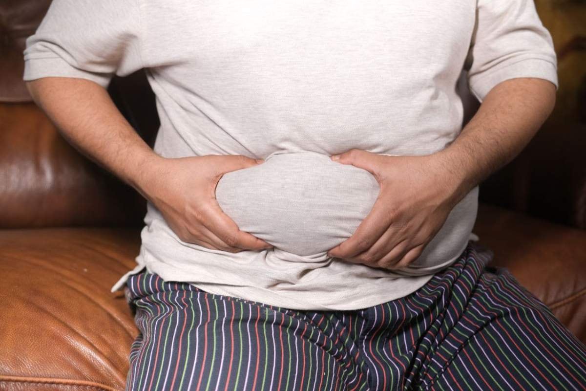 Qué provoca la acumulación de grasa abdominal al envejecer, según un reciente estudio