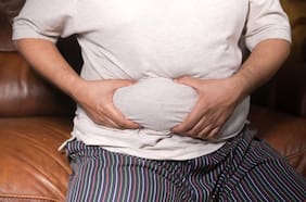 Qué provoca la acumulación de grasa abdominal al envejecer, según un reciente estudio