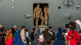 EE.UU. evacúa tropas de su base militar en Qatar ante posible acción en Irán