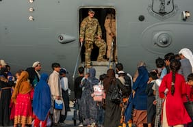 EE.UU. evacúa tropas de su base militar en Qatar ante posible acción en Irán