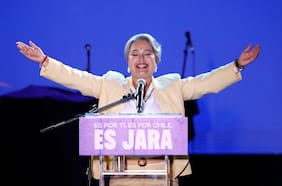 Sin políticos: comando de Jara notifica a los partidos que la candidata votará junto a su familia