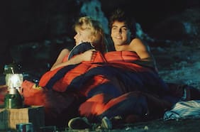 George Clooney, Charlie Sheen y Laura Dern devorados por un oso: lanzan su película perdida