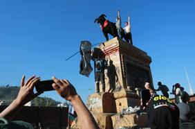 Columna de Gabriel Osorio y Cristóbal Osorio: “Negro Matapacos”, lo que queda al final del camino señalado por las protestas