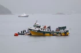 Hallan a tercer desaparecido tras hundimiento de embarcación salmonera en Estuario de Reloncaví