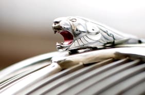 Reflejos de una esencia: la historia de los logos de los autos