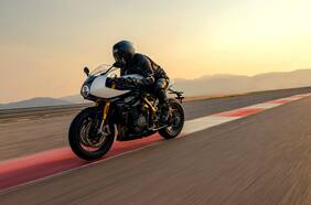 Triumph potencia su línea Roadsters con la deportiva Speed Triple 1200 RR