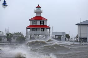 Huracán Ida golpea Louisiana, en prueba más dura para diques desde el paso de Katrina