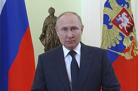 Fitch degrada nota de la deuda de Rusia a bono basura, augura un “default” inminente y su Banco Central anuncia “corralito”