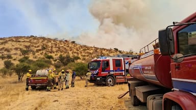 Sector Fundo Tapihue: combaten incendio forestal en Tiltil, al norte de la RM