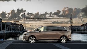 Mercedes-Benz VLE se luce con la van eléctrica que parece limusina