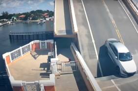 Conductor queda atrapado en un puente levadizo y se salva por poco