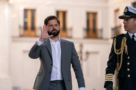 Boric reanuda labores en La Moneda y se reactivan conversaciones por cambio de gabinete