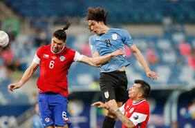 El plan de Lasarte no resultó: pese a la altura de Maripan y Sierralta, la Roja perdió el duelo aéreo ante Uruguay