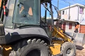 Demuelen dos inmuebles en campamento Nuevo Amanecer de Cerrillos: funcionaban como discoteca y prostíbulo