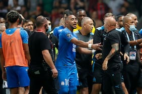 Caos en la Ligue 1: hinchas invaden la cancha y se agreden con jugadores y el cuerpo técnico de Sampaoli