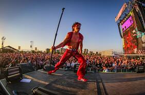 “No me quites a mi querido Chile”: el pop acrobático de Benson Boone desató la euforia juvenil en Lollapalooza
