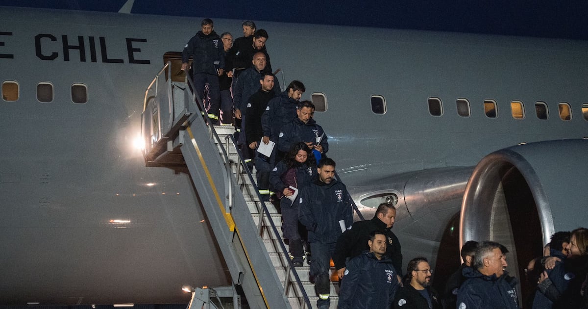 Regresan a Chile los bomberos USAR tras misión de rescate en Venezuela
