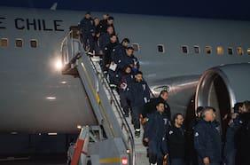 “Representan lo mejor de Chile”: Retornan los 45 bomberos que participaron en histórica misión de rescate en Venezuela
