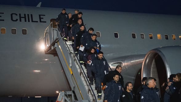 “Representan lo mejor de Chile”: Retornan los 45 bomberos que participaron en histórica misión de rescate en Venezuela