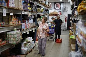 Inflación de Argentina pone en pausa su desaceleración en junio y se ubica bajo las estimaciones