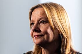 Mary Barra pasó una década transformando General Motors. No ha sido suficiente