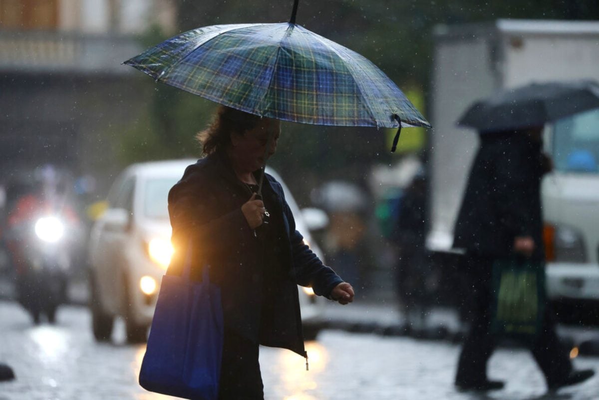 Jueves de verano y viernes de invierno: el caótico tiempo que le espera a la Región Metropolitana y la zona central