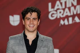 Nico Ruiz hace historia y es el primer cantante chileno en presentarse en el Miss Universo