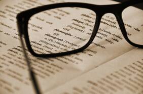 La nueva realidad: Covid, desescalada y cuarentenar (además de macho alfa y trolear) ahora son palabras aceptadas por la RAE