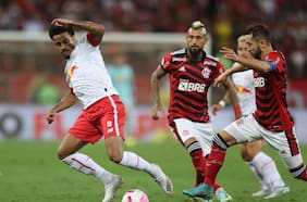 Arturo Vidal vuelve a la titularidad por el Flamengo, en la goleada sobre Bragantino