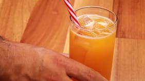 ¿Un traguito a mitad de semana?: preparamos un cóctel primaveral de maracuyá y ron