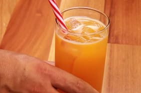 ¿Un traguito a mitad de semana?: preparamos un cóctel primaveral de maracuyá y ron