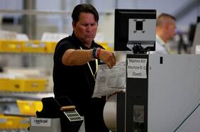 Condado en Pennsylvania retrasa el cierre de las mesas de votación por problema en escaneo de votos