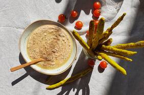 Aprende a hacer un dip de tomate con queso fresco y ají verde con grisinis con cúrcuma y sésamo negro con Josefina Turner