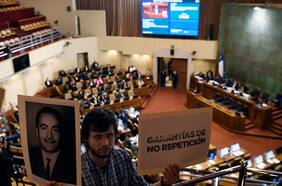 Tensión por los 50 años en el Congreso: Cámara recordó a diputados DD.DD. con ausencias de oposición y oficialismo fustigó a “cómplices civiles” con pancartas