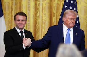 Macron llama a Trump desde la calle en Nueva York tras ser bloqueado por la caravana presidencial