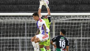 “La mano de Zaldivia es burda”: la ANFP libera los audios del VAR del polémico gol anulado a la U ante Palestino