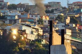 Bomberos contiene incendio que dejó dos viviendas destruidas en Cerro La Cruz de Valparaíso
