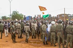 Crece tensión tras anuncio de bloque occidental africano de despliegue en Níger para restituir a presidente Bazoum