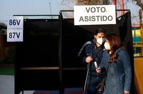 Voto asistido: Servel habilita plataforma para personas con discapacidad auditiva y dispondrá de plantillas ranuradas para votantes con discapacidad visual