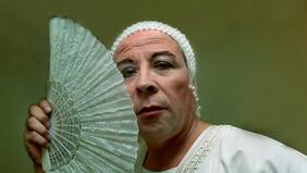 “Todos terminamos fotografiándolo”: las caras de Pedro Lemebel en muestra fotográfica inédita