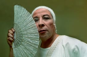 “Todos terminamos fotografiándolo”: las caras de Pedro Lemebel en muestra fotográfica inédita